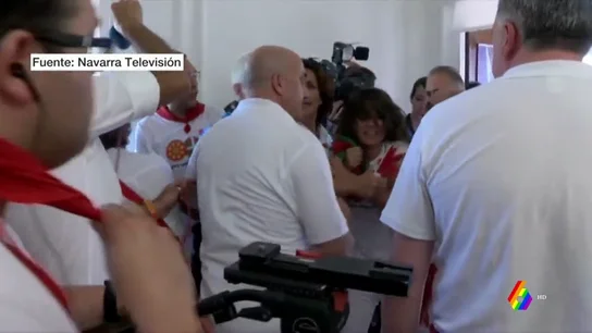 Forcejeo por una ikurriña en el Ayuntamiento de Pamplona Forcejeo por una ikurriña en el Ayuntamiento de Pamplona