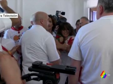 Forcejeo por una ikurriña en el Ayuntamiento de Pamplona Forcejeo por una ikurriña en el Ayuntamiento de Pamplona