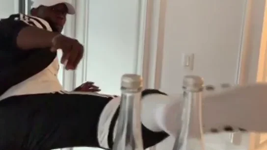 Lo de Paul Pogba es otro nivel: se suma al 'Bottle Cap Challenge'...¡y lo hace con dos botellas! Lo de Paul Pogba es otro nivel: se suma al 'Bottle Cap Challenge'...¡y lo hace con dos botellas!