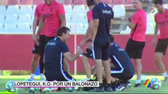 Julen Lopetegui, noqueado en el entrenamiento del Sevilla tras recibir un balonazo Julen Lopetegui, noqueado en el entrenamiento del Sevilla tras recibir un balonazo