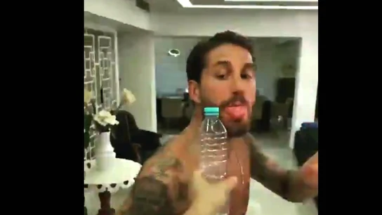 Ramos se apunta al Bottle Cap Challenge Ramos se apunta al Bottle Cap Challenge