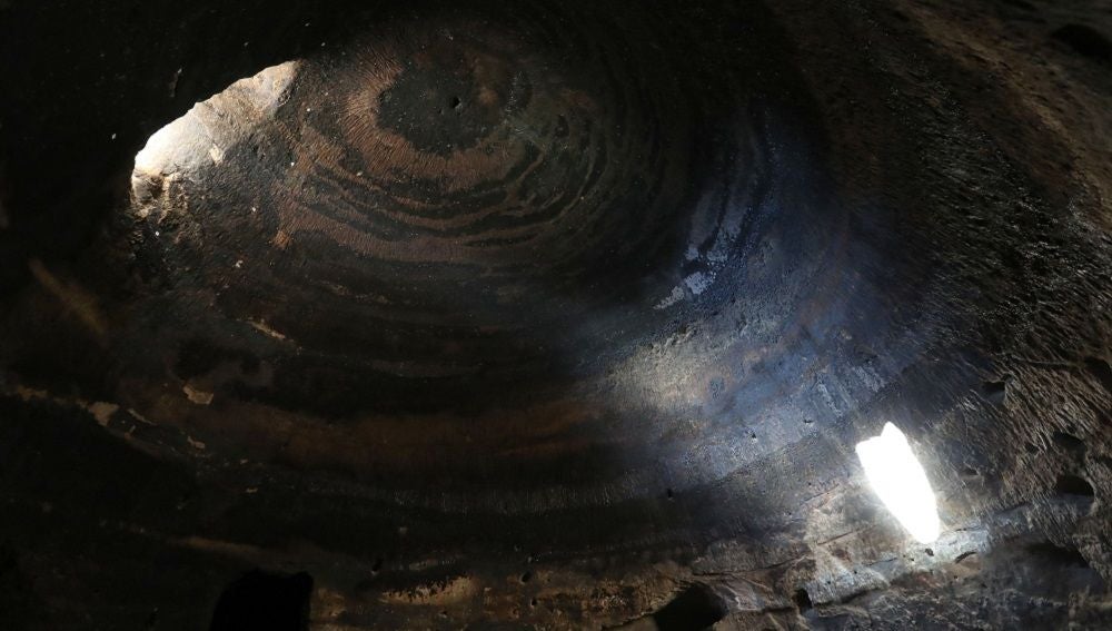 Interior de una de las cuevas del yacimiento de Risco Caído en Gran Canaria
