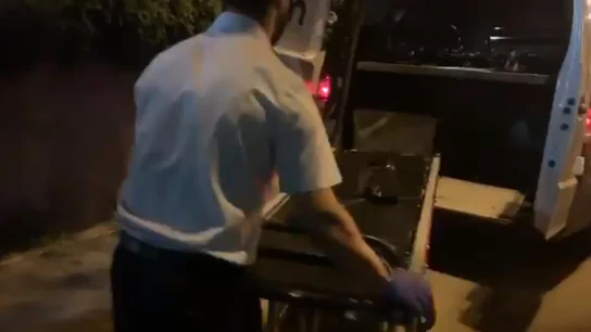 El personal de los servicios funerarios llega a la peluquería El personal de los servicios funerarios llega a la peluquería