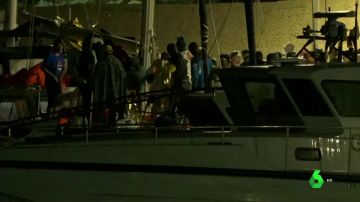 Migrantes desembarcan en Lampedusa