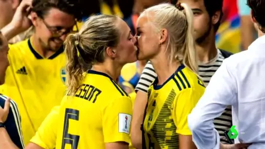 El beso entre una jugadora sueca y otra danesa El beso entre una jugadora sueca y otra danesa