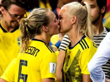 El beso entre una jugadora sueca y otra danesa