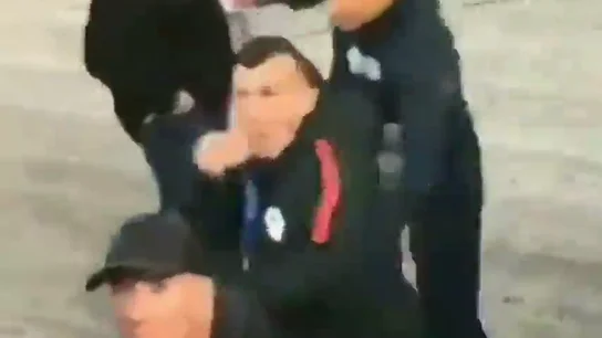 El feo gesto de Gary Medel tras recibir los insultos de un aficionado El feo gesto de Gary Medel tras recibir los insultos de un aficionado