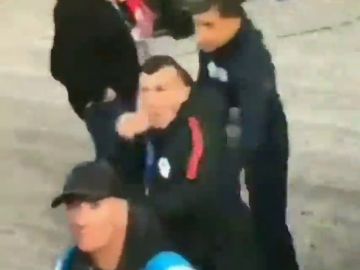 El feo gesto de Gary Medel tras recibir los insultos de un aficionado El feo gesto de Gary Medel tras recibir los insultos de un aficionado