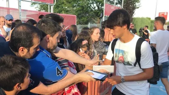 Joao Félix, con varios aficionados del Atlético Joao Félix, con varios aficionados del Atlético