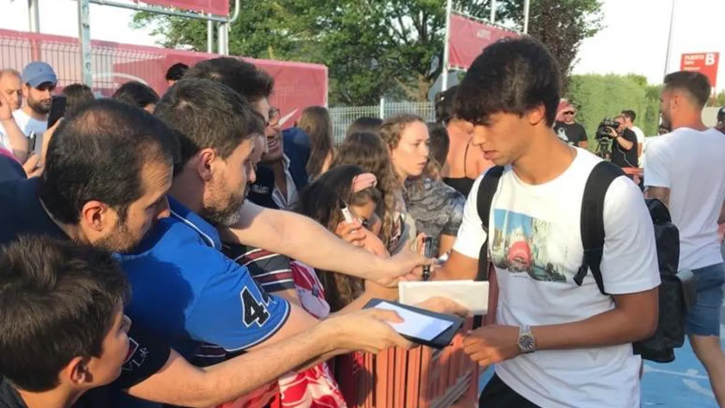 Joao Félix, con varios aficionados del Atlético Joao Félix, con varios aficionados del Atlético