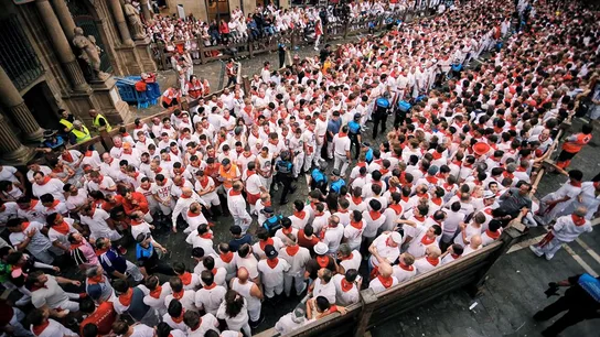 El alcalde de Pamplona, Enrique Maya, junto a los policías municipales, inspecciona el recorrido antes del comienzo del primer encierro El alcalde de Pamplona, Enrique Maya, junto a los policías municipales, inspecciona el recorrido antes del comienzo del primer encierro