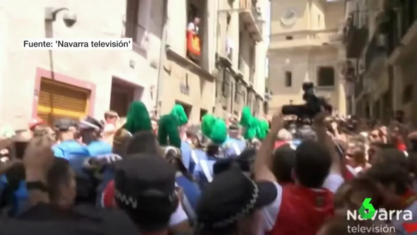 Gritos e insultos contra UPN durante el paso de San Fermín por el centro de Pamplona Gritos e insultos contra UPN durante el paso de San Fermín por el centro de Pamplona