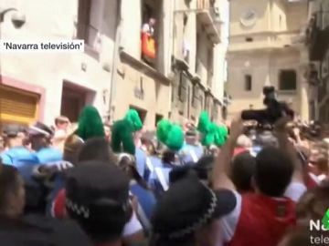 Gritos e insultos contra UPN durante el paso de San Fermín por el centro de Pamplona Gritos e insultos contra UPN durante el paso de San Fermín por el centro de Pamplona