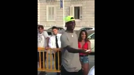 Mario Balotelli dando dinero Mario Balotelli dando dinero
