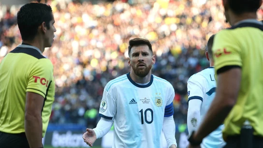Messi protesta ante los árbitros Messi protesta ante los árbitros