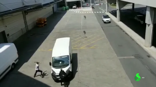 Imagen de un hombre atropellando a un guardia tras robar en Vitoria Imagen de un hombre atropellando a un guardia tras robar en Vitoria