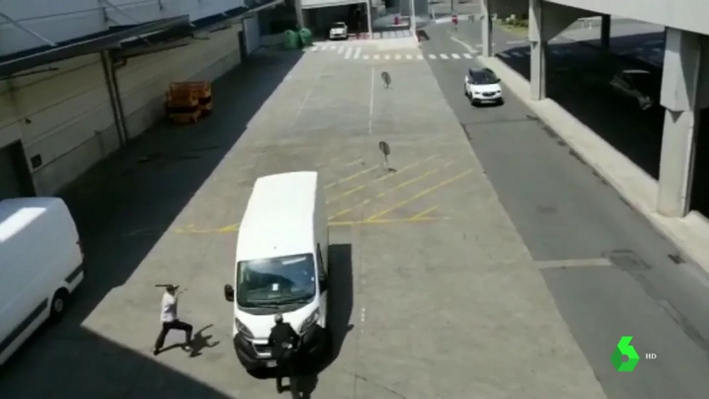 Imagen de un hombre atropellando a un guardia tras robar en Vitoria Imagen de un hombre atropellando a un guardia tras robar en Vitoria