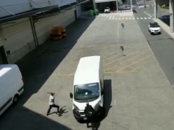 Imagen de un hombre atropellando a un guardia tras robar en Vitoria Imagen de un hombre atropellando a un guardia tras robar en Vitoria