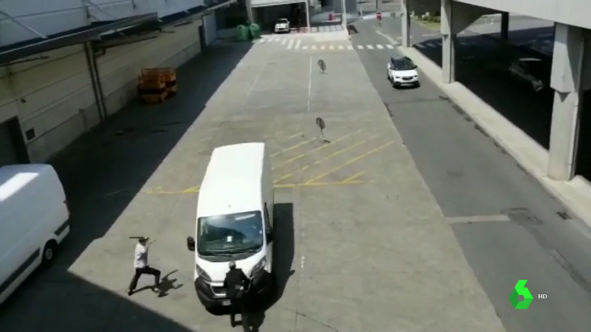 Imagen de un hombre atropellando a un guardia tras robar en Vitoria