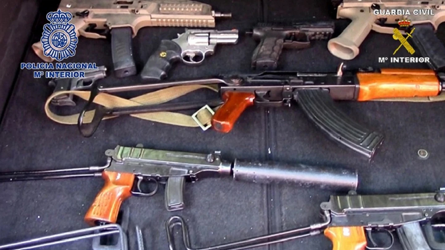 Armas de fuego incautadas a una organización criminal holandesa Armas de fuego incautadas a una organización criminal holandesa.