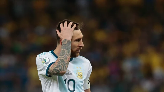 Messi se lleva la mano a la cabeza Messi se lleva la mano a la cabeza