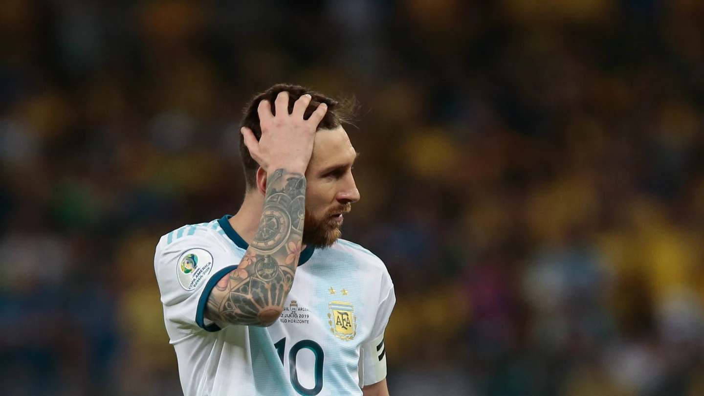 Messi se lleva la mano a la cabeza Messi se lleva la mano a la cabeza
