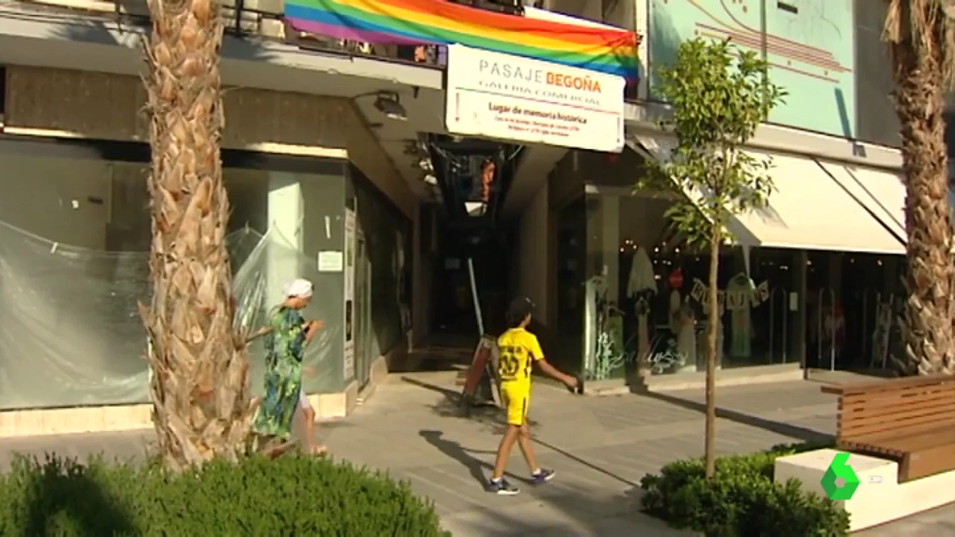 Cruzar a través del Pasaje Begoña de Torremolinos, el 'Stonewall español'