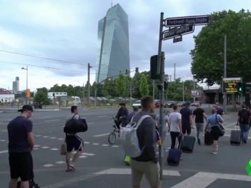 Imagen de personas evacuadas en Fráncfort Imagen de personas evacuadas en Fráncfort
