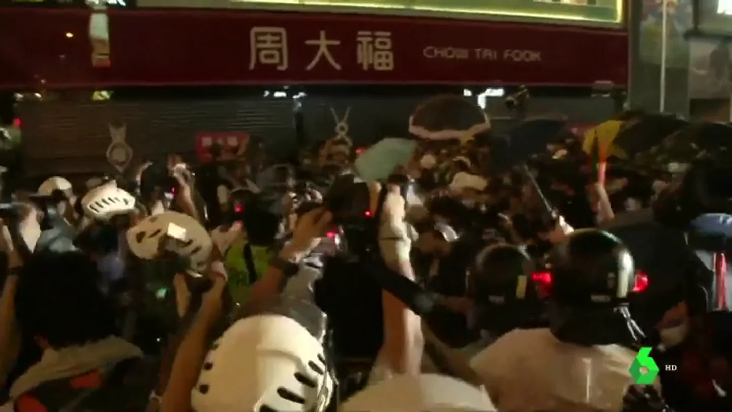Cargas y arrestos en Hong Kong contra los manifestantes en una nueva oleada de protestas Cargas y arrestos en Hong Kong contra los manifestantes en una nueva oleada de protestas