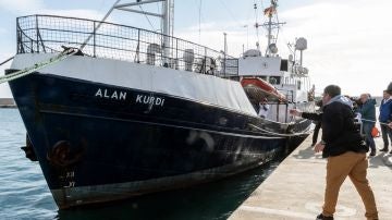 Imagen del barco "Alan Kurdi" en puerto