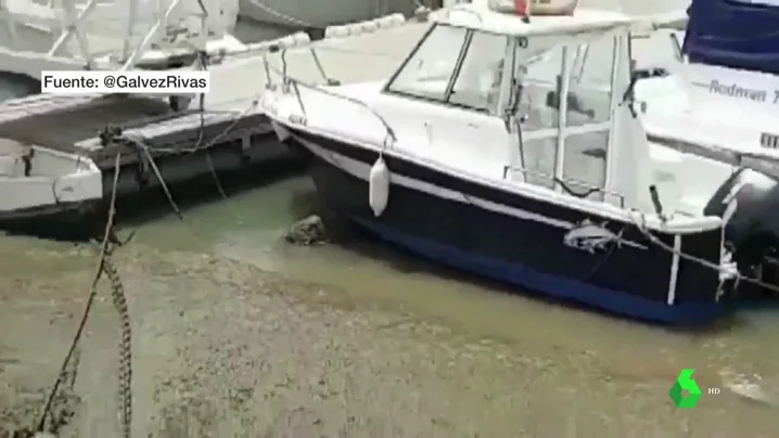 Barcos del puerto de Conil después de una bajada del nivel del mar.