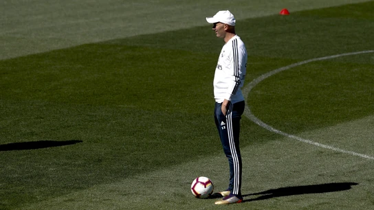 Zinedine Zidane mira a sus jugadores durante el entrenamiento del Madrid Zinedine Zidane mira a sus jugadores durante el entrenamiento del Madrid