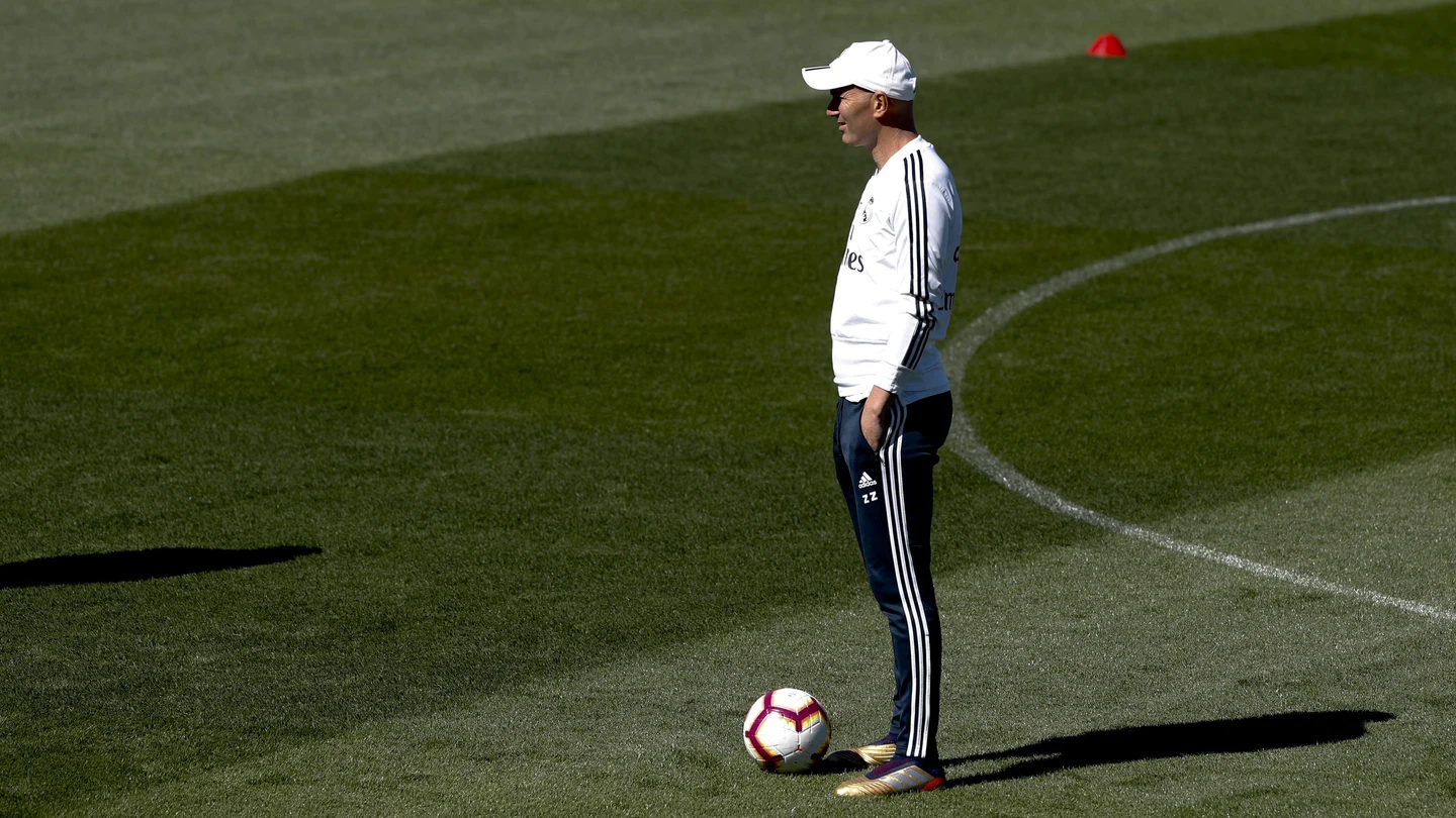 Zinedine Zidane mira a sus jugadores durante el entrenamiento del Madrid Zinedine Zidane mira a sus jugadores durante el entrenamiento del Madrid
