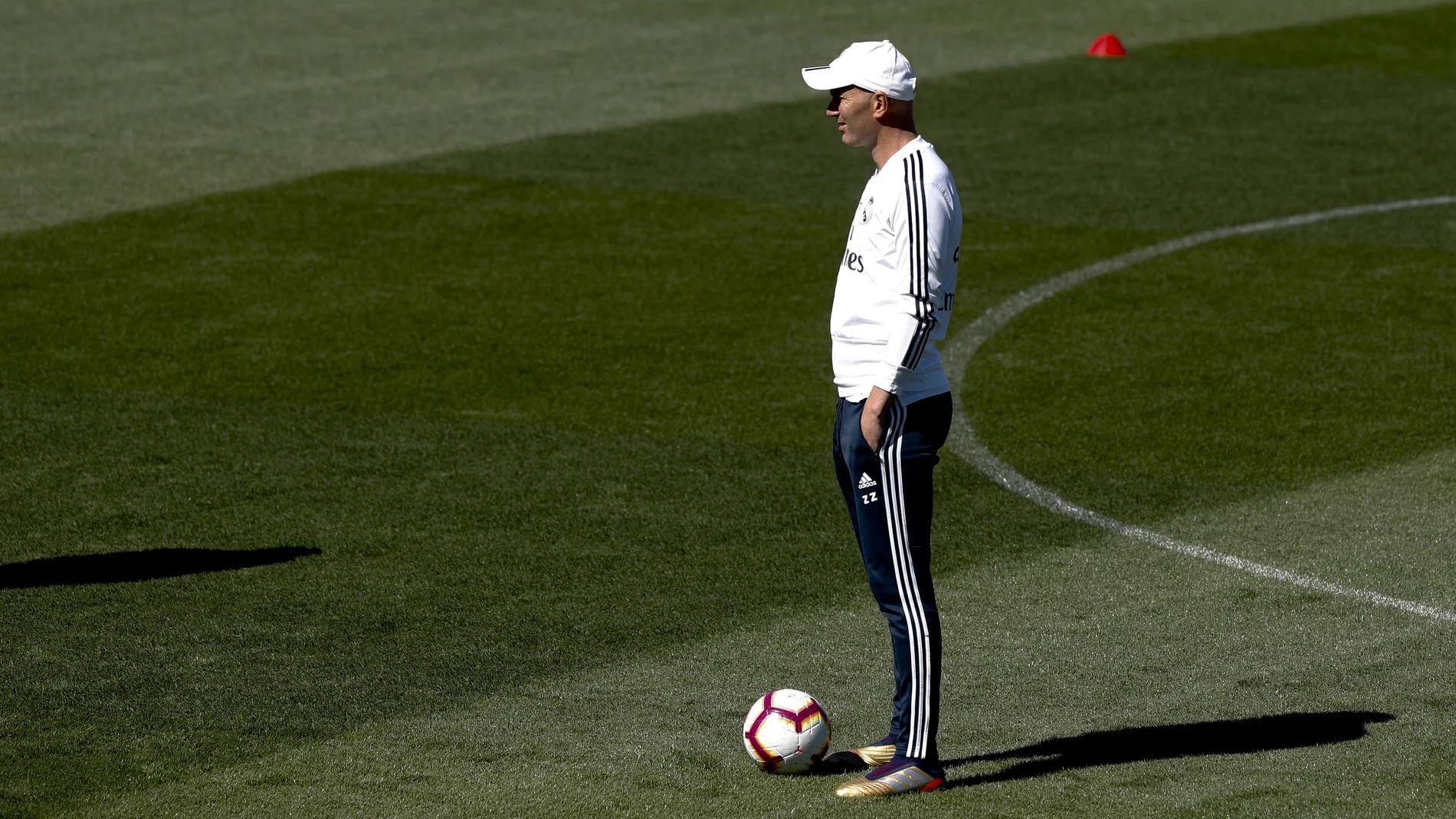 Zinedine Zidane mira a sus jugadores durante el entrenamiento del Madrid