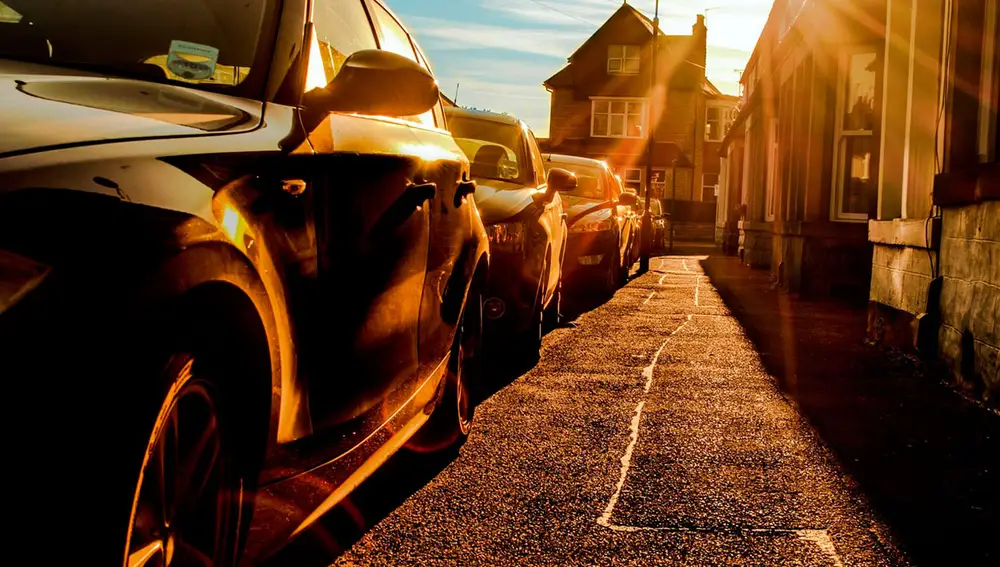 Coches aparcados al sol