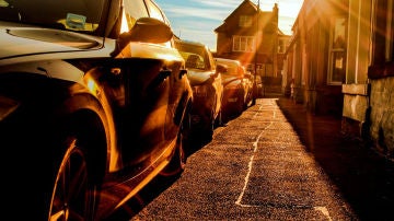 Coches aparcados al sol