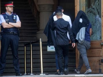 Tres de los integrantes de 'La Manada de Manresa' a su llegada a la Audiencia Provincial Tres de los integrantes de 'La Manada de Manresa' a su llegada a la Audiencia Provincial