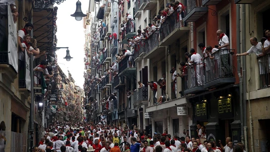 Cientos de mozos recorren la calle de la Estafeta durante el segundo encierro de los Sanfermines 2019 Cientos de mozos recorren la calle de la Estafeta durante el segundo encierro de los Sanfermines 2019