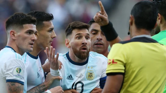 Messi protesta al árbitro tras su expulsión Messi protesta al árbitro tras su expulsión