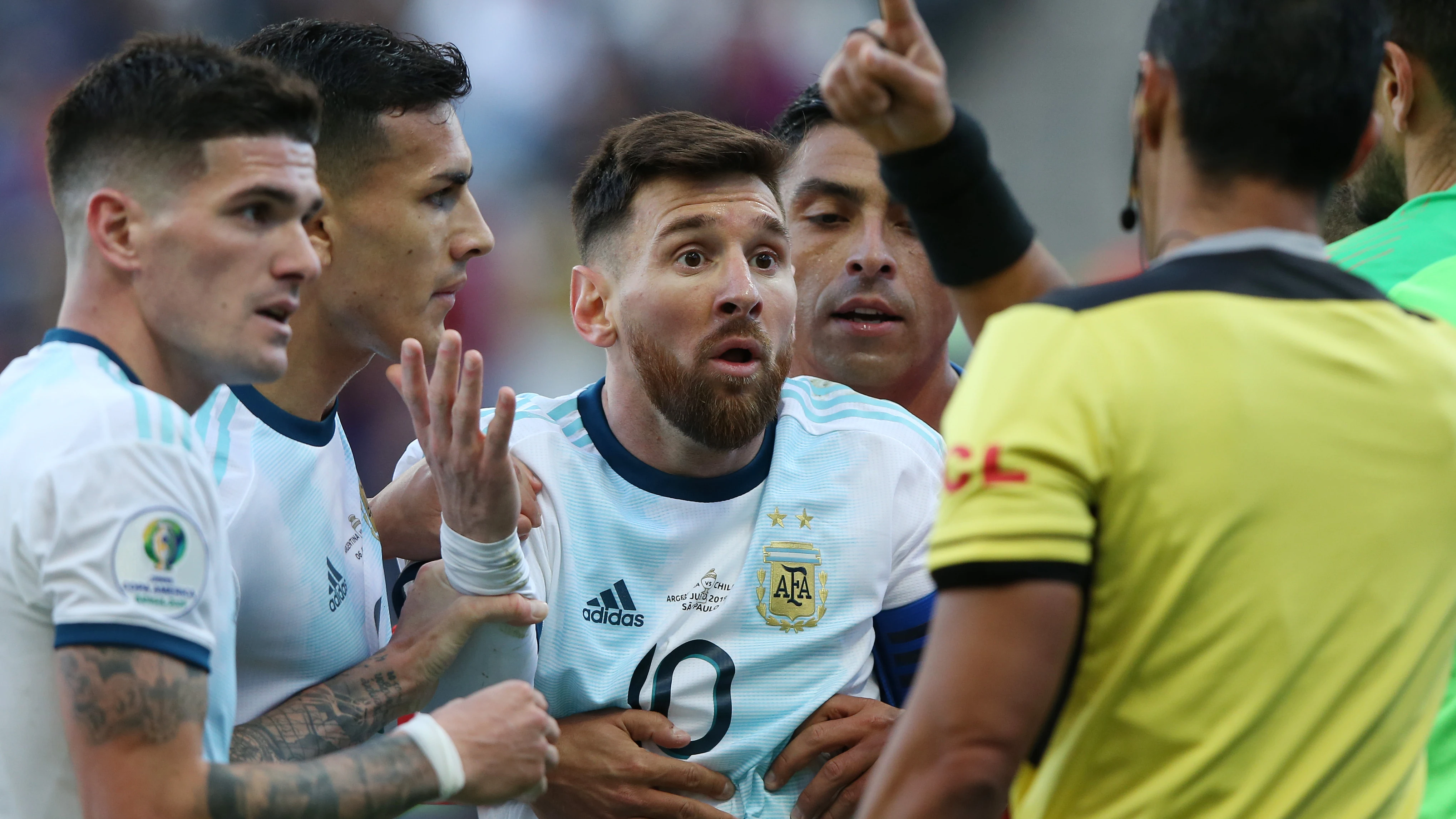 Messi protesta al árbitro tras su expulsión