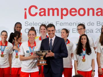 Pedro Sánchez posa con Laia Palau mientras sostienen el trofeo de campeonas del Eurobasket Pedro Sánchez posa con Laia Palau mientras sostienen el trofeo de campeonas del Eurobasket