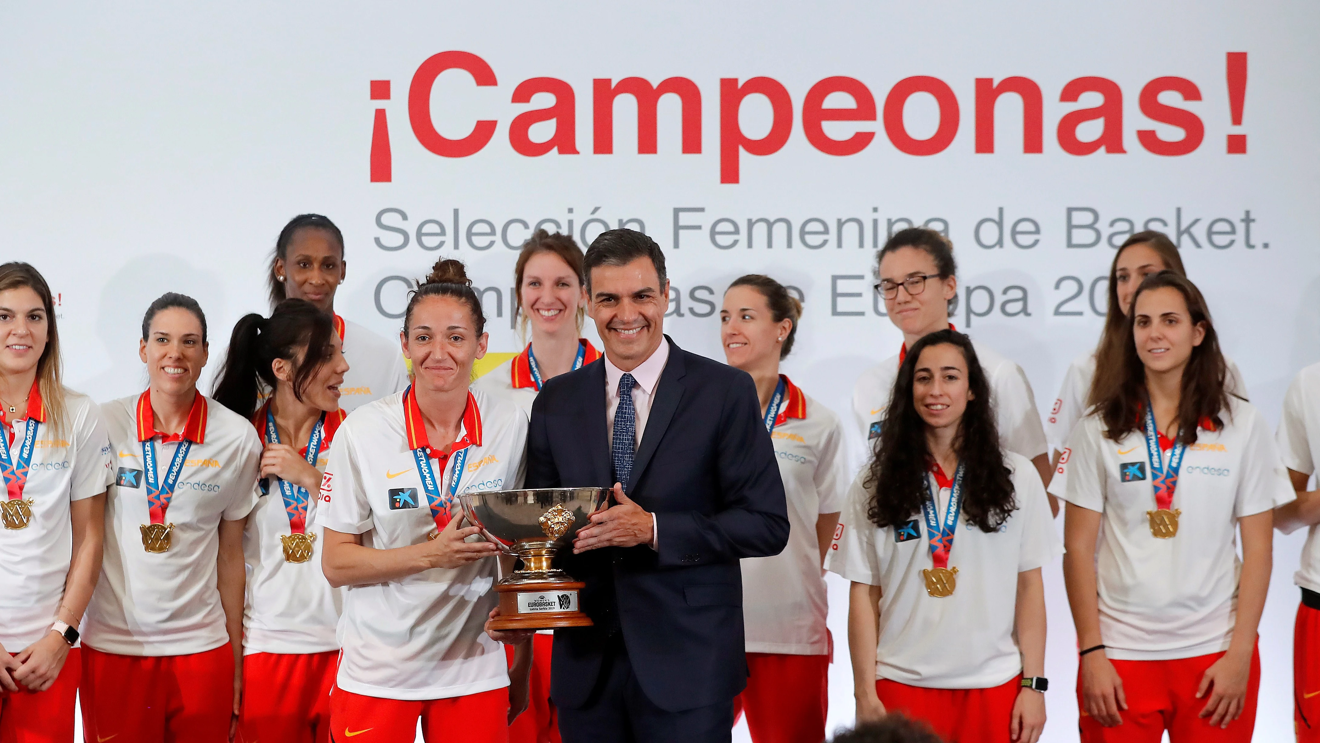 Pedro Sánchez posa con Laia Palau mientras sostienen el trofeo de campeonas del Eurobasket