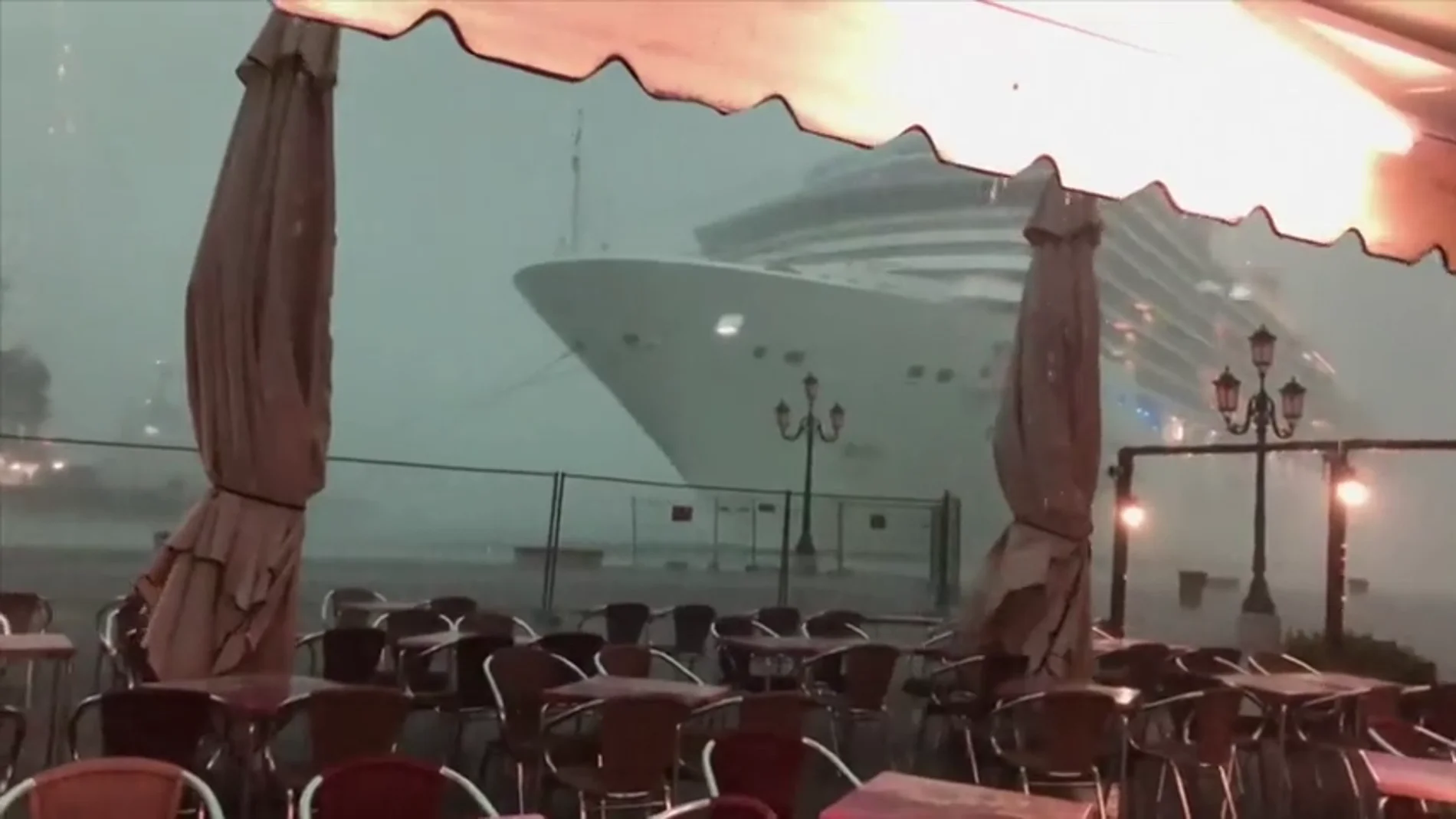 Imagen del crucero sin control que sembró el pánico en Venecia