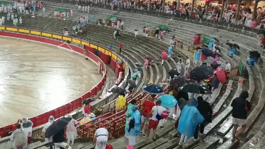 Cancelada la corrida de toros de los Sanfermines tras inundarse la plaza de Pamplona Cancelada la corrida de toros de los Sanfermines tras inundarse la plaza de Pamplona