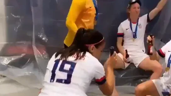 Alex Morgan, celebrando la victoria de Estados Unidos en el Mundial Alex Morgan, celebrando la victoria de Estados Unidos en el Mundial
