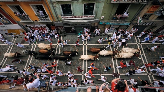 Los toros de la ganadería gaditana de Cebada Gago enfilan la calle Estafeta durante el segundo encierro de los Sanfermines 2019 Los toros de la ganadería gaditana de Cebada Gago enfilan la calle Estafeta durante el segundo encierro de los Sanfermines 2019