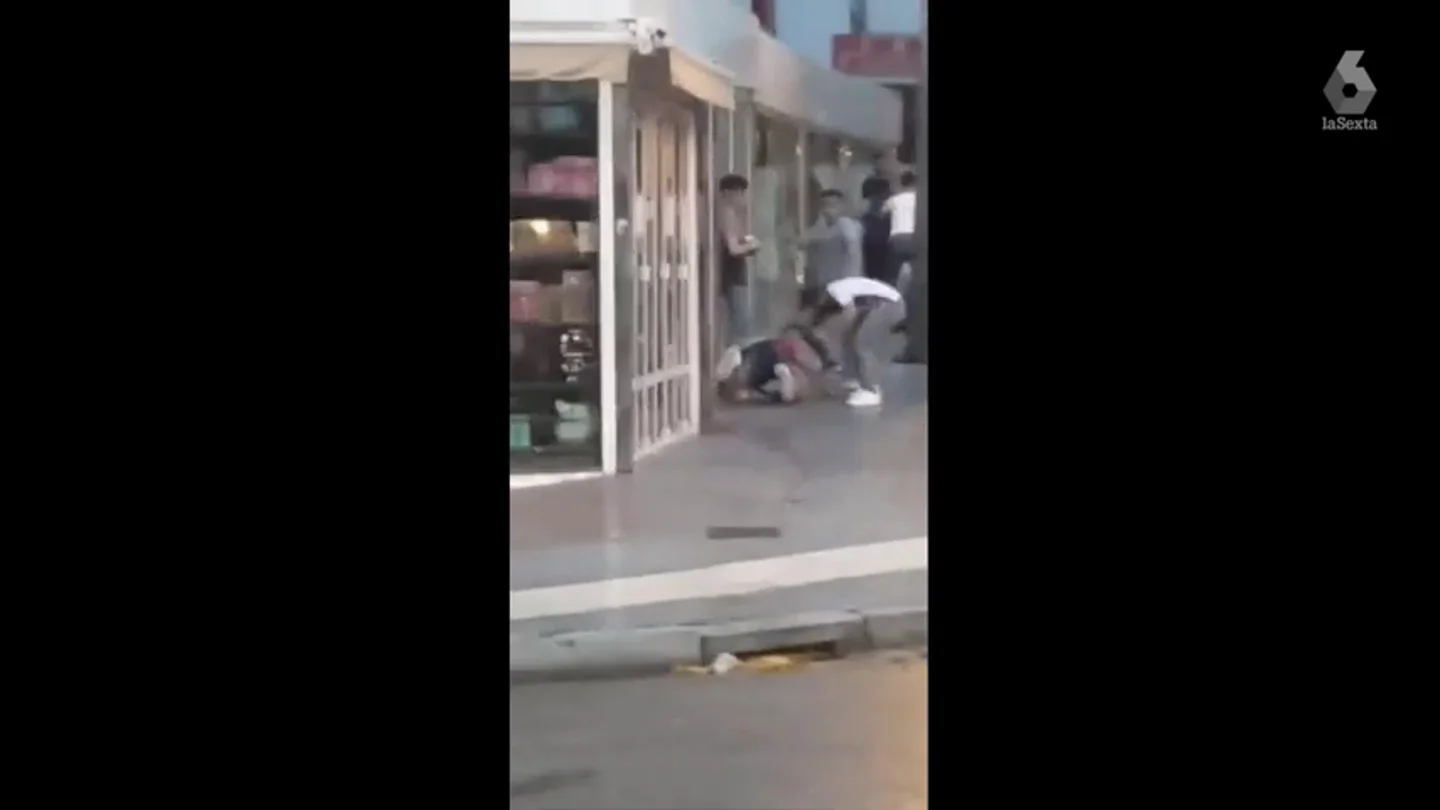 Imagen de la brutal paliza por parte de cinco individuos a un joven en Salou Imagen de la brutal paliza por parte de cinco individuos a un joven en Salou