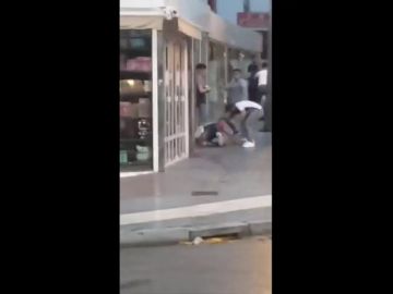 Imagen de la brutal paliza por parte de cinco individuos a un joven en Salou Imagen de la brutal paliza por parte de cinco individuos a un joven en Salou