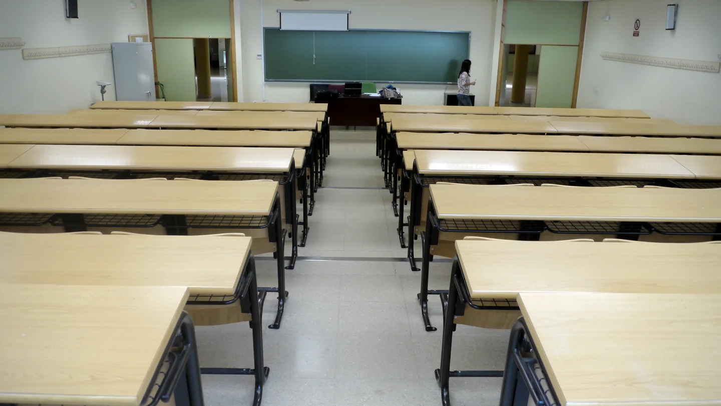 Aula vacía en una universidad Una aula vacía en una Universidad.