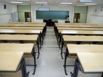Aula vacía en una universidad Aula vacía en una universidad